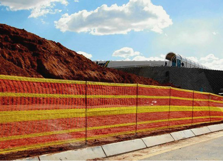 Atrage atenția pietonilor și șoferilor.